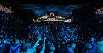 All’Arena di Verona 11mila calici al cielo: record del mondo per il brindisi collettivo