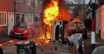 Belfast, proteste e violenze anti-migranti dopo aggressione choc: è ‘caccia’ agli stranieri. Elon Musk e Reform Uk cavalcano i ‘riot’