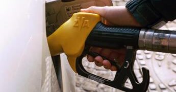 Benzina a un passo dai 2 euro, diesel torna a salire con forza: i prezzi dei carburanti oggi