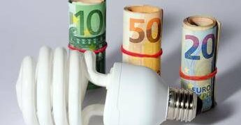 Bollette, carburante e… centri estivi: tutti gli aumenti dell’estate