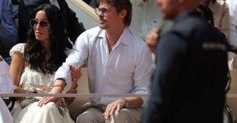 Brad Pitt spettatore al Roland Garros, in tribuna con la fidanzata Ines de Ramon