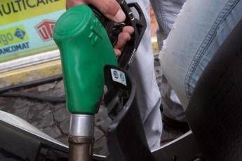 Carburanti, accelera calo prezzi benzina e diesel