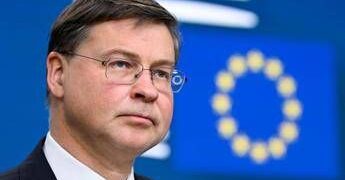 Caro energia, da Ue flessibilità fino a 0,3% annuo per 3 anni. Dombrovskis: “No per sconto accise”
