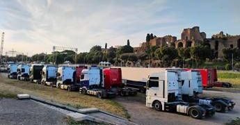 Circo Massimo invaso dai tir per il concerto di Cremonini: l’area archeologica trasformata in un gigantesco parcheggio