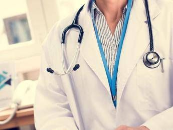 Crotone, dottoressa di guardia medica è un ‘fantasma’: scatta sospensione per un anno
