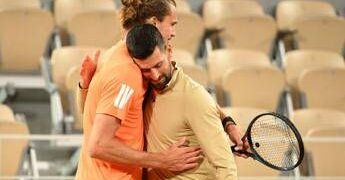 Djokovic, messaggio a Zverev dopo il Roland Garros: “Felice per te, meriti questo successo”