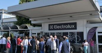 Electrolux sospende piano licenziamenti e chiusure per 50 giorni