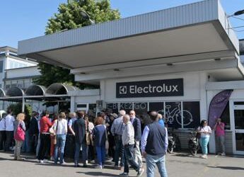Electrolux sospende piano licenziamenti e chiusure per 50 giorni