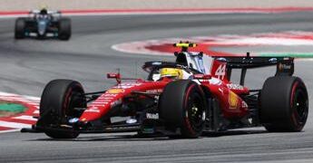 Formula 1, incidente Russell-Hamilton: Mercedes ritirata, penalità per Lewis