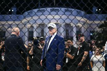 Gli 80 anni di Trump e lo show di arti marziali alla Casa Bianca davanti a 100mila persone