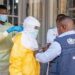 Gran Bretagna al lavoro per vaccino ‘unico al mondo’, progettato dall’AI: potrà contrastare Ebola e influenza