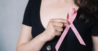 Il tumore al seno come malattia professionale: hostess vince causa storica in Francia