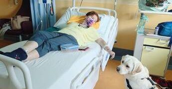 In Veneto prima chemio con cagnolina (Joy) al letto della paziente
