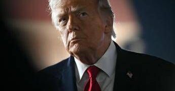 Iran, Trump annuncia nuovi attacchi: “Stasera colpiremo con grande forza”