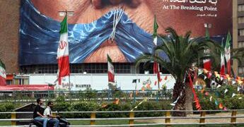 Iran-Usa, conto alla rovescia per l’accordo? Trump: “Firma imminente”. Teheran frena