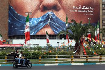 Iran-Usa, conto alla rovescia per l’accordo? Trump: “Firma imminente”. Teheran frena