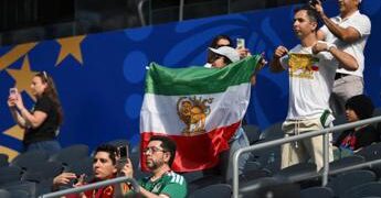 Iran, proteste fuori da stadio e ‘vecchia’ bandiera su spalti ai Mondiali