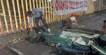 Isernia, dopo 167 notti all’addiaccio per difendere l’ospedale il sindaco toglie la tenda