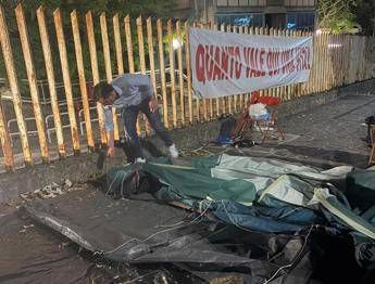 Isernia, dopo 167 notti all’addiaccio per difendere l’ospedale il sindaco toglie la tenda