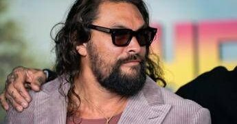 Jason Momoa fa dietrofront, lascia la produzione di ‘Heeldrivers’: cosa è successo