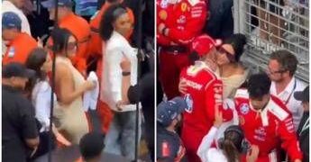 Kim Kardashian a Montecarlo, ‘ruba’ asciugamano ad Antonelli e bacia Hamilton
