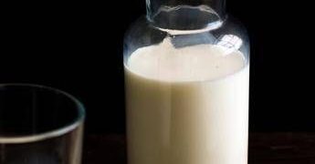 Latte crudo, nuove infezioni tra gli ‘adepti’. Bassetti: “Va vietato”