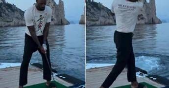LeBron James gioca a gof… in mare. Il Codacons accusa: “Sta inquinando”