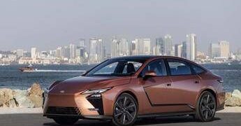 Lexus ES 2026, la berlina di lusso guarda al futuro