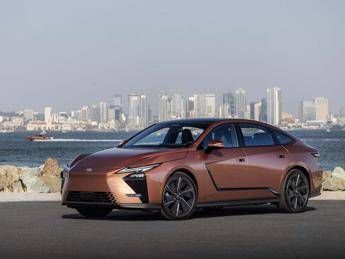 Lexus ES 2026, la berlina di lusso guarda al futuro