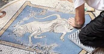 “Ma i testicoli dove sono?”, sui social è polemica per il restauro del toro in Galleria a Milano
