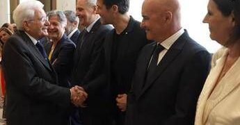 Mattarella saluta artisti e sportivi coinvolti nello spettacolo per gli 80 anni della Repubblica