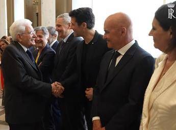 Mattarella saluta artisti e sportivi coinvolti nello spettacolo per gli 80 anni della Repubblica