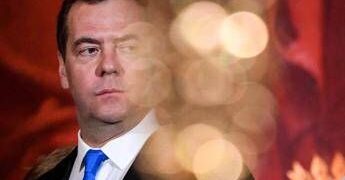 Medvedev mette nel tritacarte Merz, von der Leyen e Starmer: “Nessuno ferma la Russia”