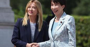 Meloni accoglie premier giapponese a Roma: l’abbraccio con Sanae Takaichi