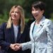 Meloni accoglie premier giapponese a Roma: l’abbraccio con Sanae Takaichi