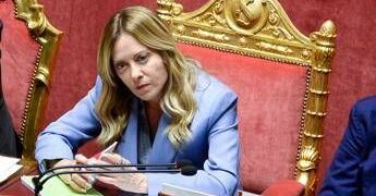 Meloni in Senato: “No a Ue superinvasiva, su assenza a vertice Tivat polemicucce”. Botta e risposta con Renzi