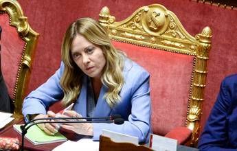 Meloni in Senato: “No a Ue superinvasiva, su assenza a vertice Tivat polemicucce”. Botta e risposta con Renzi