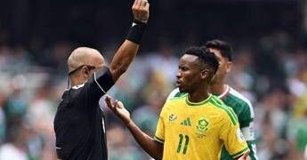 Messico-Sudafrica, piovono rossi: tre espulsi, caos ai Mondiali