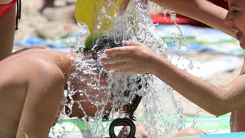 Meteo, caldo rallenta ma rimane intenso al Sud nel weekend: bollino rosso solo a Bari e Palermo