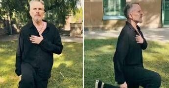 Miguel Bosé in ginocchio sui social: il video con la scritta ‘I can’t breathe’ dedicato a Henry Nowak