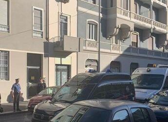 Milano, uomo trovato morto in un appartamento: ferite alla testa, ipotesi omicidio