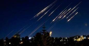 Missili iraniani su Israele, primo attacco dopo tregua. Trump: “Fermatevi”. Forze Usa in allerta