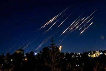 Missili iraniani su Israele, primo attacco dopo tregua. Trump: “Fermatevi”. Forze Usa in allerta