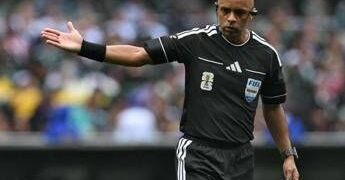 Mondiali, arbitro disastroso… in inglese: l’annuncio diventa un meme