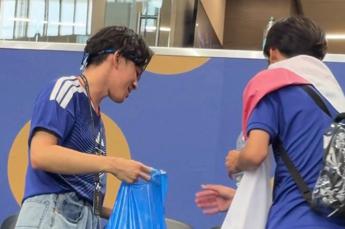 Mondiali, i tifosi del Giappone ‘ripuliscono’ lo stadio dopo la partita con l’Olanda