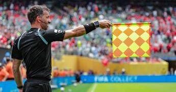 Mondiali, la Fifa rivoluziona il fuorigioco: niente più bandierine ‘in ritardo’