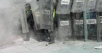 Mondiali, scontri tra manifestanti e polizia fuori dallo stadio Azteca di Città del Messico