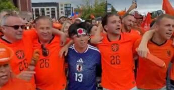 Mondiali, tifoso del Giappone ‘superstar’… nella festa dell’Olanda