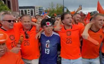 Mondiali, tifoso del Giappone ‘superstar’… nella festa dell’Olanda