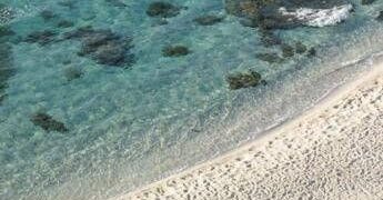 Niente ombrellone se hai tra 10 e 65 anni, il mondo guarda la Sardegna. E la regola divide turisti e ambientalisti